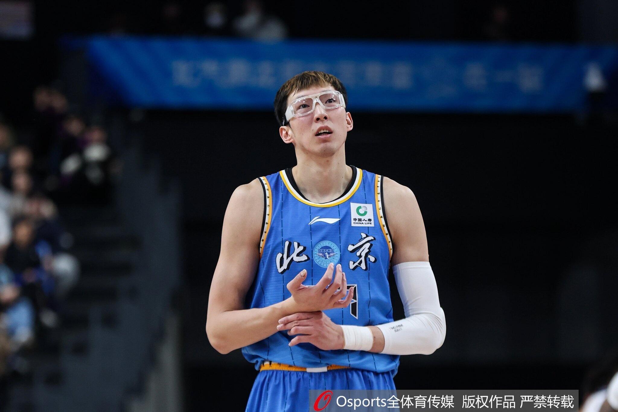 MK体育app下载-暴怒!周琦篮下进攻被焦海龙盖帽打中头部,气得摘下护目镜怒怼对方